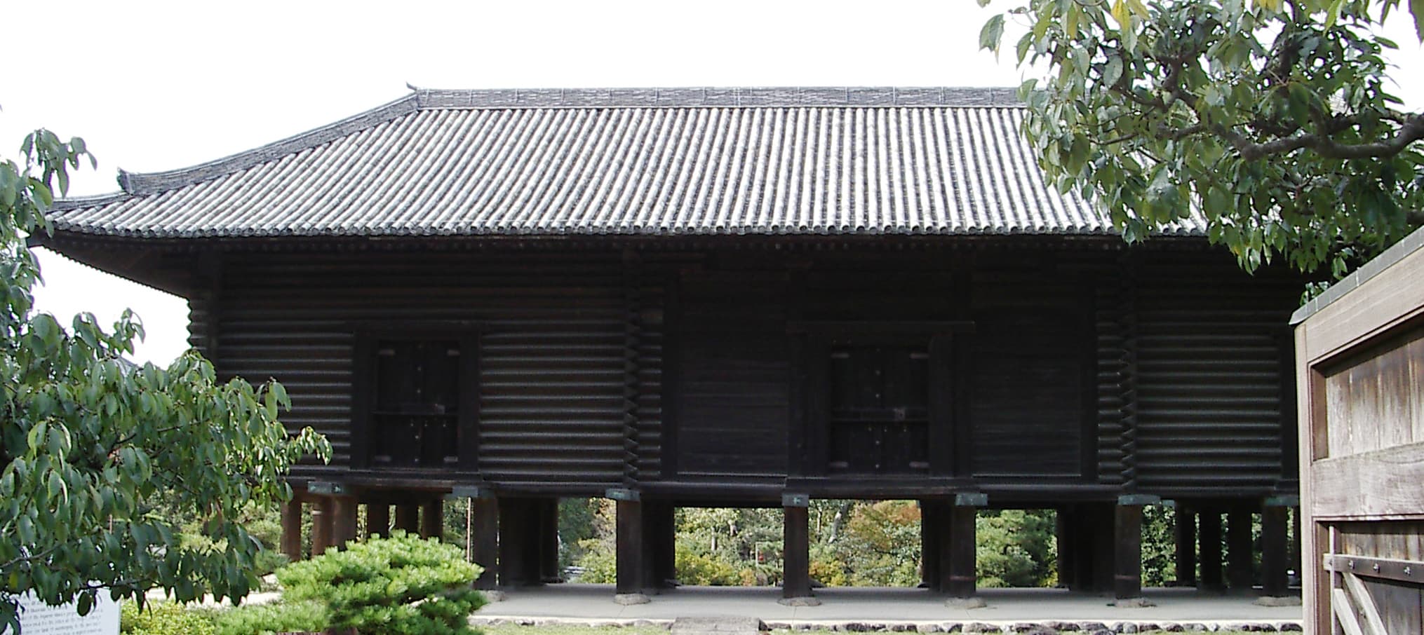正倉院 (Shōsō-in) 外観 — 東大寺. azekura (校倉) 造りの宝庫